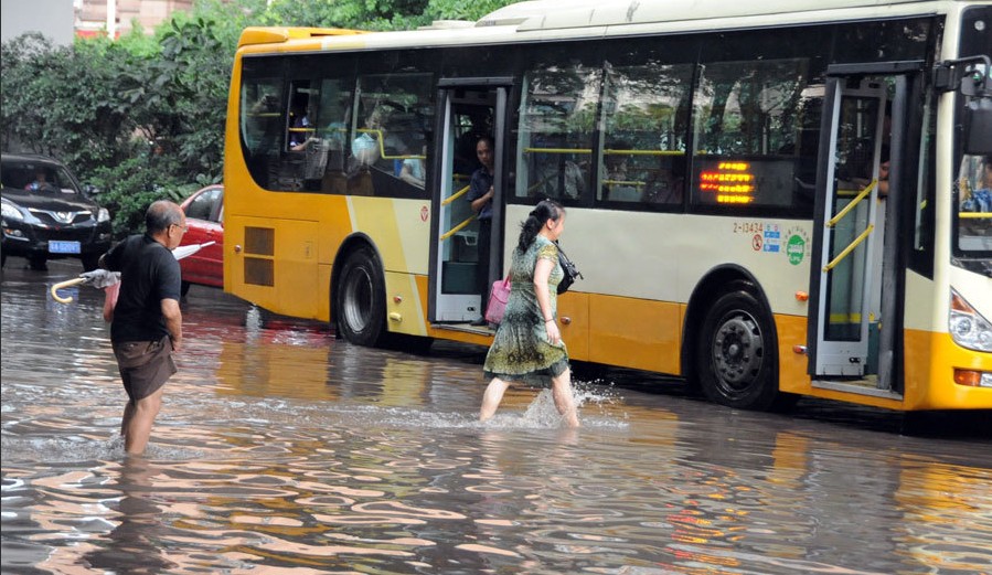 廣州早上下雨，鴻業(yè)依然全力送貨